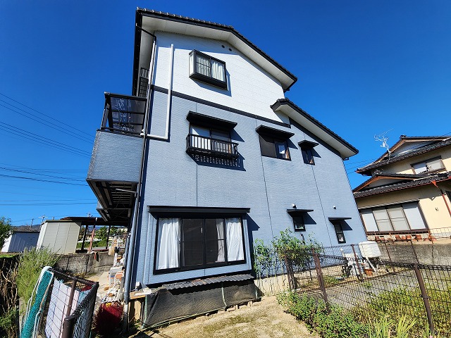 飯田市:外壁サイディングが色あせている3階建ての住宅