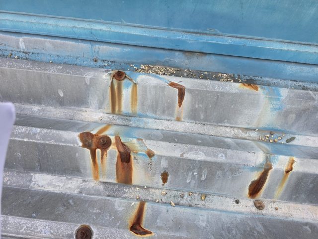 飯田市T邸_金具の錆が流れ出ている屋根