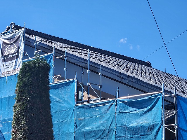 上伊那郡飯島町：破風板などの付帯部塗装が完了した状況