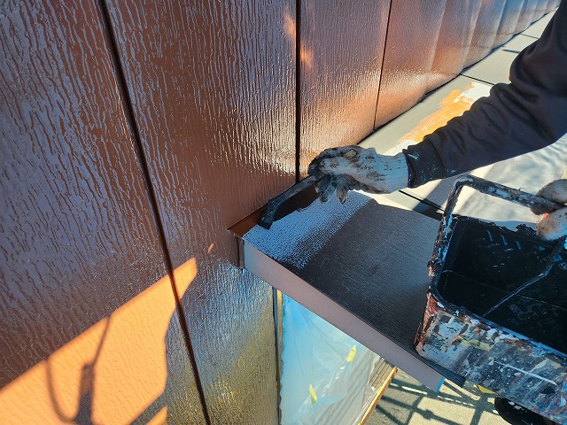 上伊那郡飯島町：板金の庇（霜除け）へのハケ塗装を行う塗装工