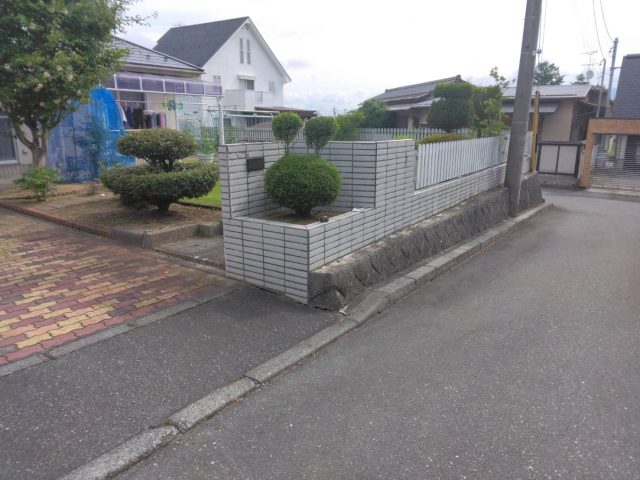 上伊那郡宮田村でブロック塀の補修、タイル剥がれをカバー工法でリフォーム