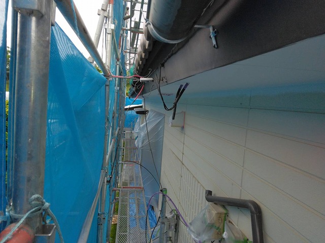 上伊那郡飯島：軒天塗装と雨樋交換が完了した状況