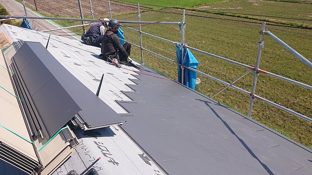 ルーフィングの上にガルバリウム鋼板屋根を施工