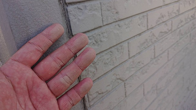 上伊那郡飯島町：外壁塗装現場調査時のチョーキング現象
