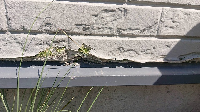 上伊那郡飯島町：外壁サイディングが水切り際で破損している状況