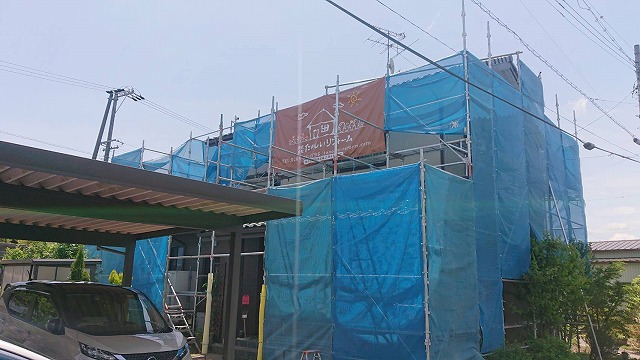 上伊那郡飯島町：外壁塗装工事の足場設置が完了した全景