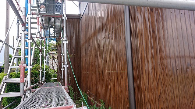 木目調のトタン外壁施工状況