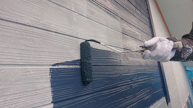 上伊那郡飯島町：木目調サイディングにチャコール色で塗装施工
