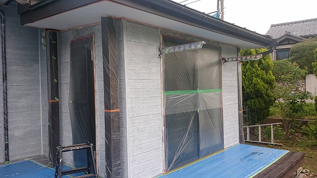 上伊那郡飯島町：外壁塗装の養生と下塗りの完成状況