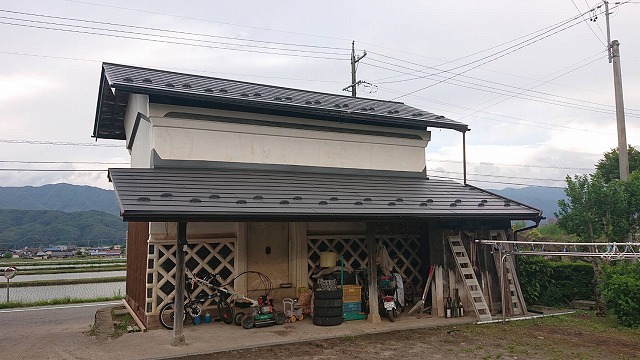 ガルバリウム鋼板屋根で葺き替え完了した土蔵