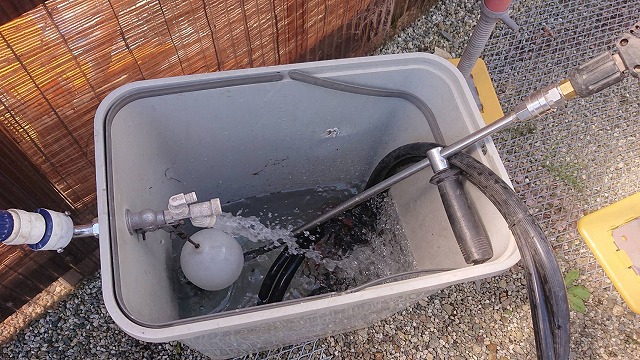 上伊那郡宮田村：高圧洗浄で使う水道水を溜めるバケツ