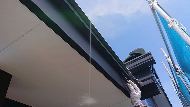 上伊那郡飯島町：破風板をチャコール色でハケ塗装