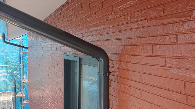 上伊那郡飯島町：外壁と雨樋の塗り替えが完成した状況