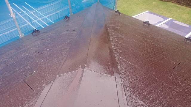 上伊那郡宮田村：屋根の棟板金への下塗りが完了した状況