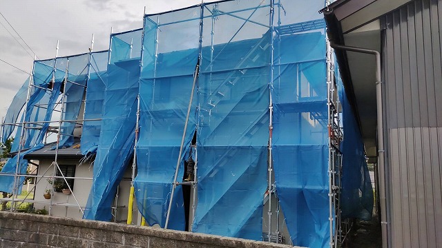 上伊那郡箕輪町：外壁・屋根塗装工事でくさび式足場を組み立て施工