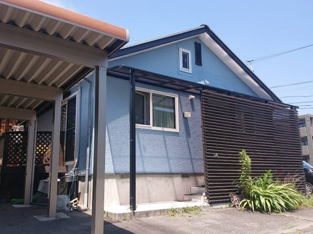 駒ヶ根市　平屋の太陽光パネルを設置してあるスレート屋根と塗膜剥がれのあった外壁の塗装工事