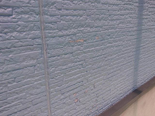 駒ヶ根市：外壁サイディングの塗膜が剥がれている様子
