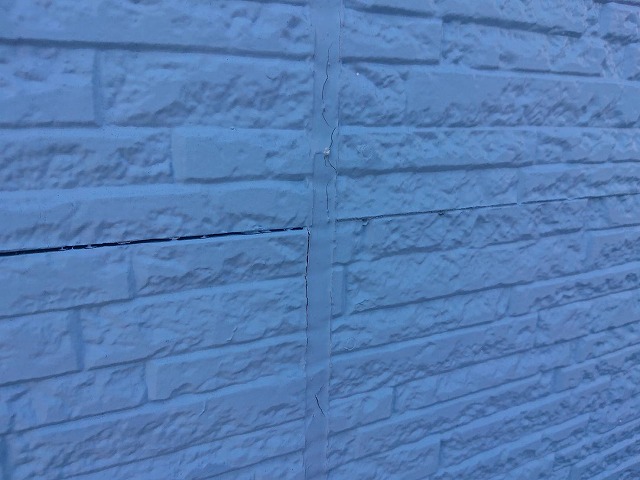 駒ヶ根市：外壁サイディングの目地部に塗膜のひび割れ