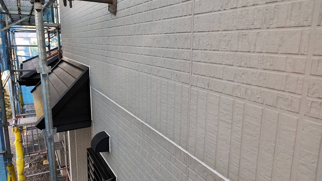 上伊那郡箕輪町：外壁塗装工事でコーキング打ち替えが完了した状況