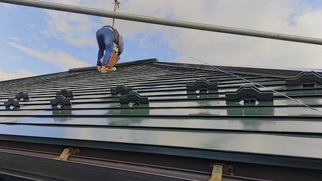 上伊那郡箕輪町：金属屋根にシャネツトップワンSi-JYを使った下塗り