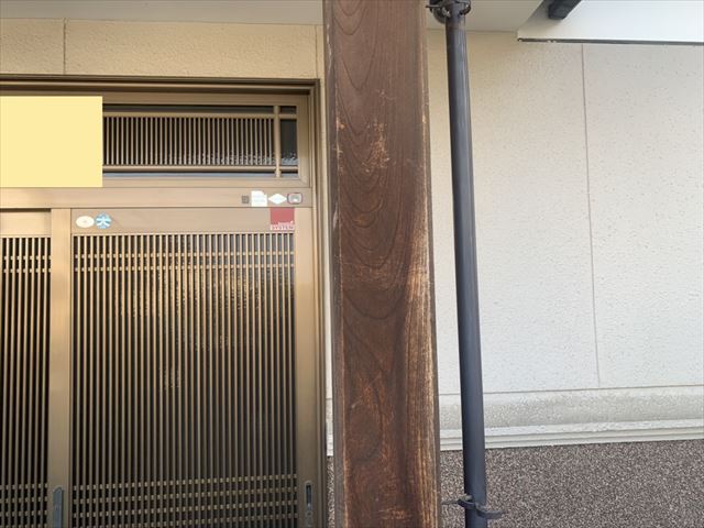 松本市S邸玄関柱塗装