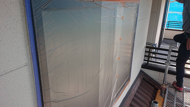 伊那市：窓サッシに外壁塗装の養生施工