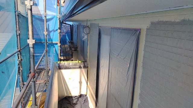 上伊那郡箕輪町：フッ素塗料で3回塗り工程の中塗りが完了した状況