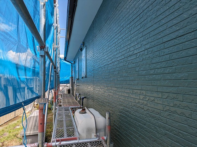 上伊那郡飯島町：リバーガム色を使った外壁塗装が完了した状況
