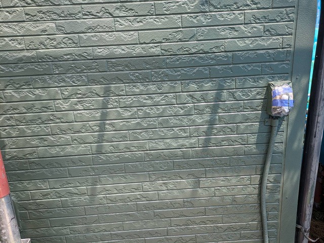 上伊那郡飯島町：外壁サイディングの塗り替え施工の途中