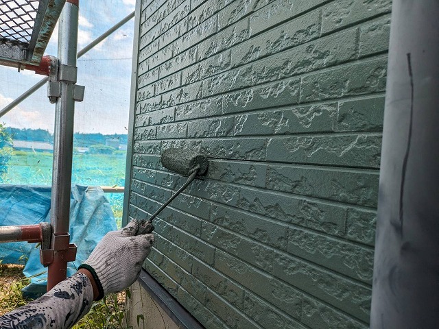 上伊那郡飯島町：緑系の色を使ってローラーで塗装する塗装工