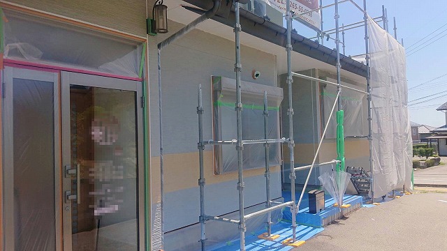 伊那市：住宅兼店舗の建物外壁に塗装のための養生施工