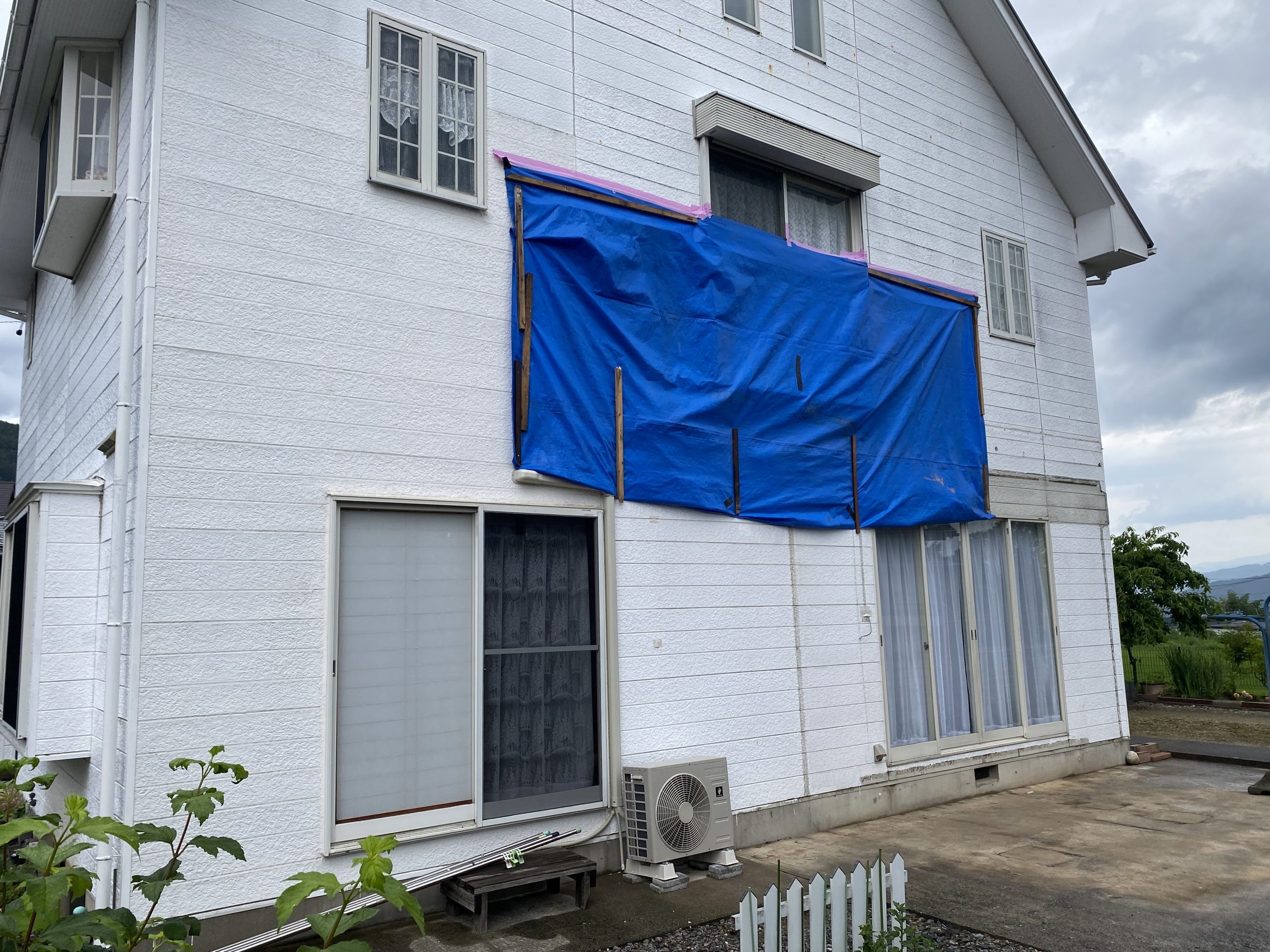 宮田村　外壁と屋根塗装現場の足場組立と洗浄作業を行いました。