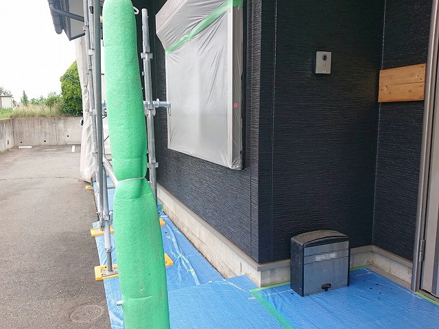 伊那市：玄関廻りの外壁に3回塗りが完了した状況