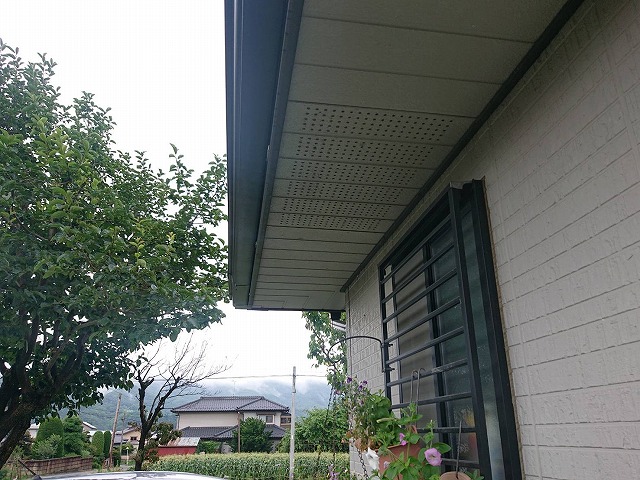 上伊那郡箕輪町：住宅の軒天に湿気の影響でカビが発生