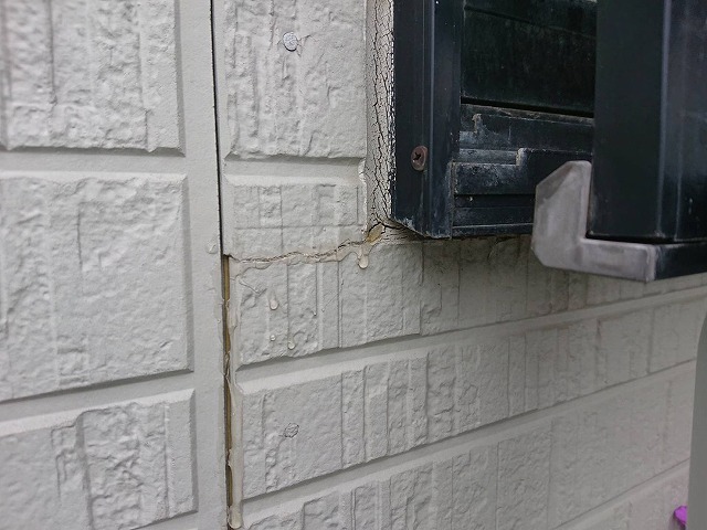 上伊那郡箕輪町：外壁サッシ横にサイディングのひび割れとコーキングの剥離