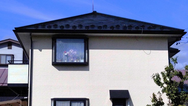 上伊那郡箕輪町：優れた耐候性や防錆性を有する高性能塗料で塗装した金属屋根の住宅