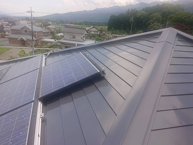 伊那市：金属屋根塗装を太陽光パネルを設置したまま施工