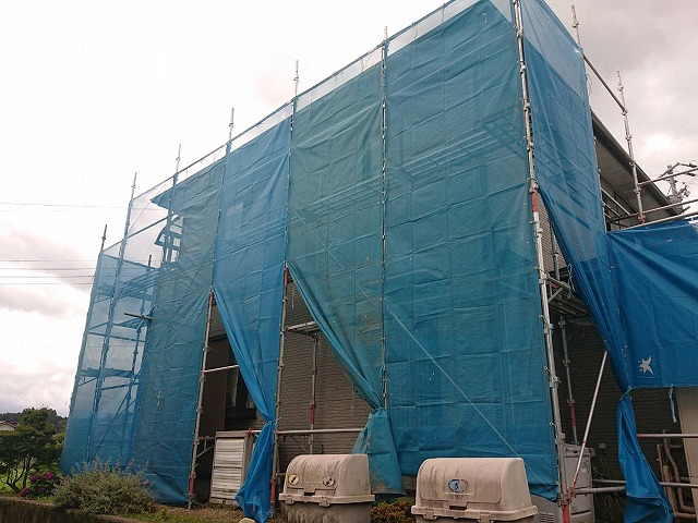 上伊那郡飯島町：外壁塗装工事で足場を設置しメッシュシートを張った状況