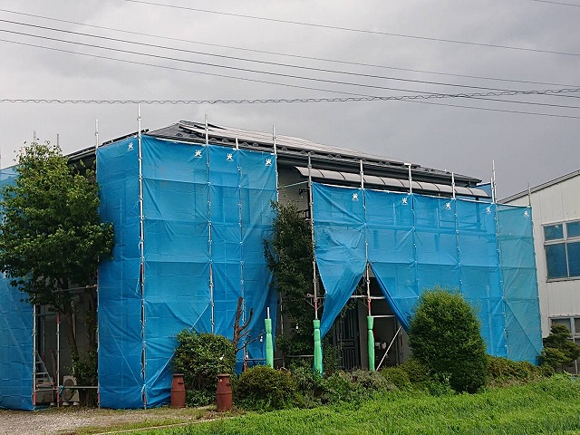 上伊那郡飯島町：外壁塗装の足場設置が完了した建物全景