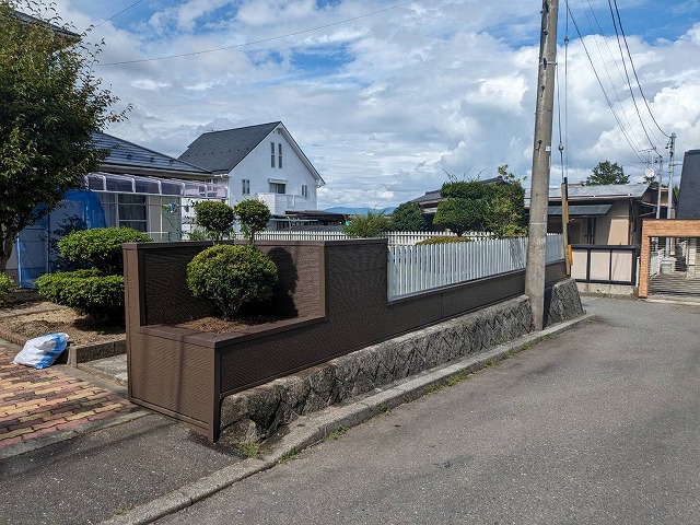 上伊那郡宮田村：外構ブロック塀の金属サイディングと植栽の相性が抜群な様子