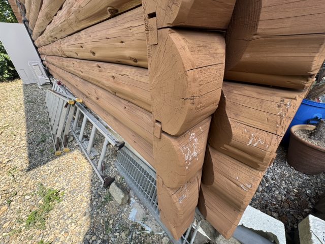 阿南町T邸_ひび割れのある木材