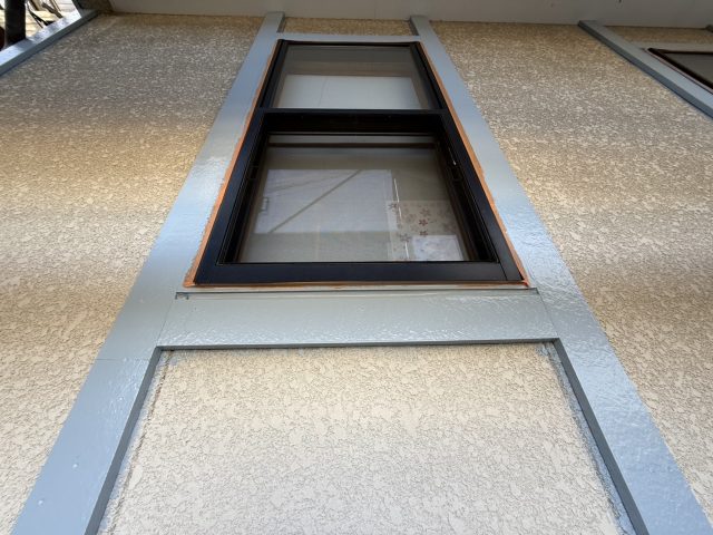 飯田市K邸_サッシ廻りに養生をして帯塗装開始