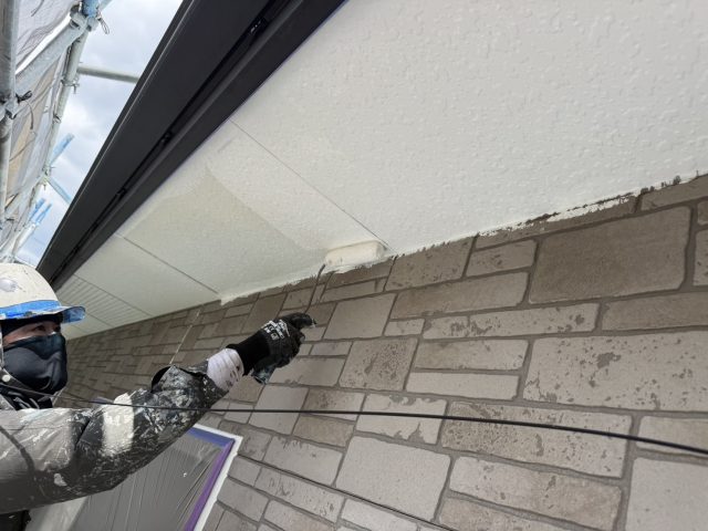 駒ヶ根市T邸_軒天塗装のようす