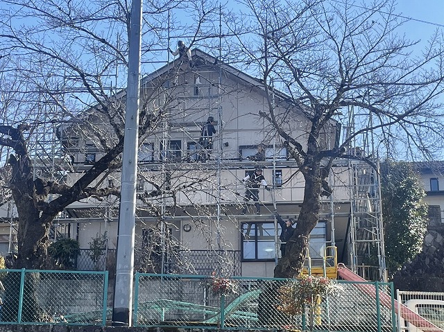 飯田市：外壁塗装工事の足場設置工事を行っている足場職人