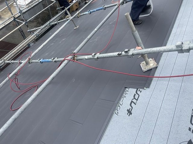 飯田市：エスジーエル鋼板屋根を軒先から棟へ向かって張り施工