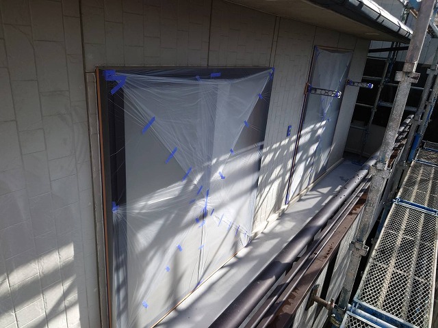 飯田市：外壁塗装工事でベランダの掃き出しサッシへの養生が完了