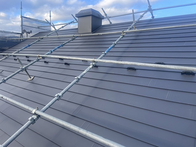 飯田市：エスジーエル鋼板で屋根カバー工法メンテナンスを行った築20年以上の住宅