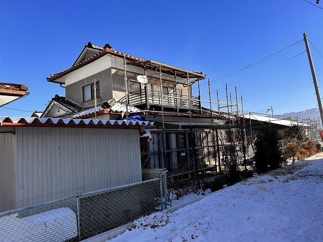 飯田市：入母屋造りの住宅で行う外壁塗装工事の足場設置