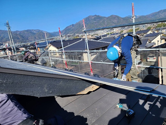 飯田市：エスジーエル鋼板屋根を軒先から棟へ向けて施工