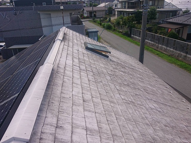 駒ヶ根市：天窓や太陽光パネルがある屋根の塗装工事を行う前の状況
